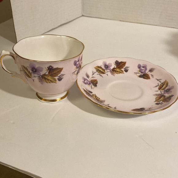 EUC. Vintage Colclough China, light purple teacup, and saucer set of one. - Picture 3 of 7